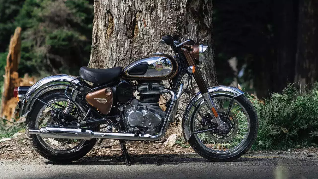 Royal Enfield Clasic 350 को सिर्फ एक मोबाइल की कीमत में घर ले आए, देखें न्यू कीमत